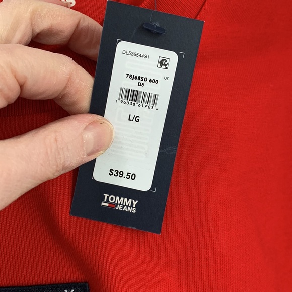 Tommy Hilfiger mens NWT red heavyweight 100% cotton tee with logo patch. - Picture 4 of 4